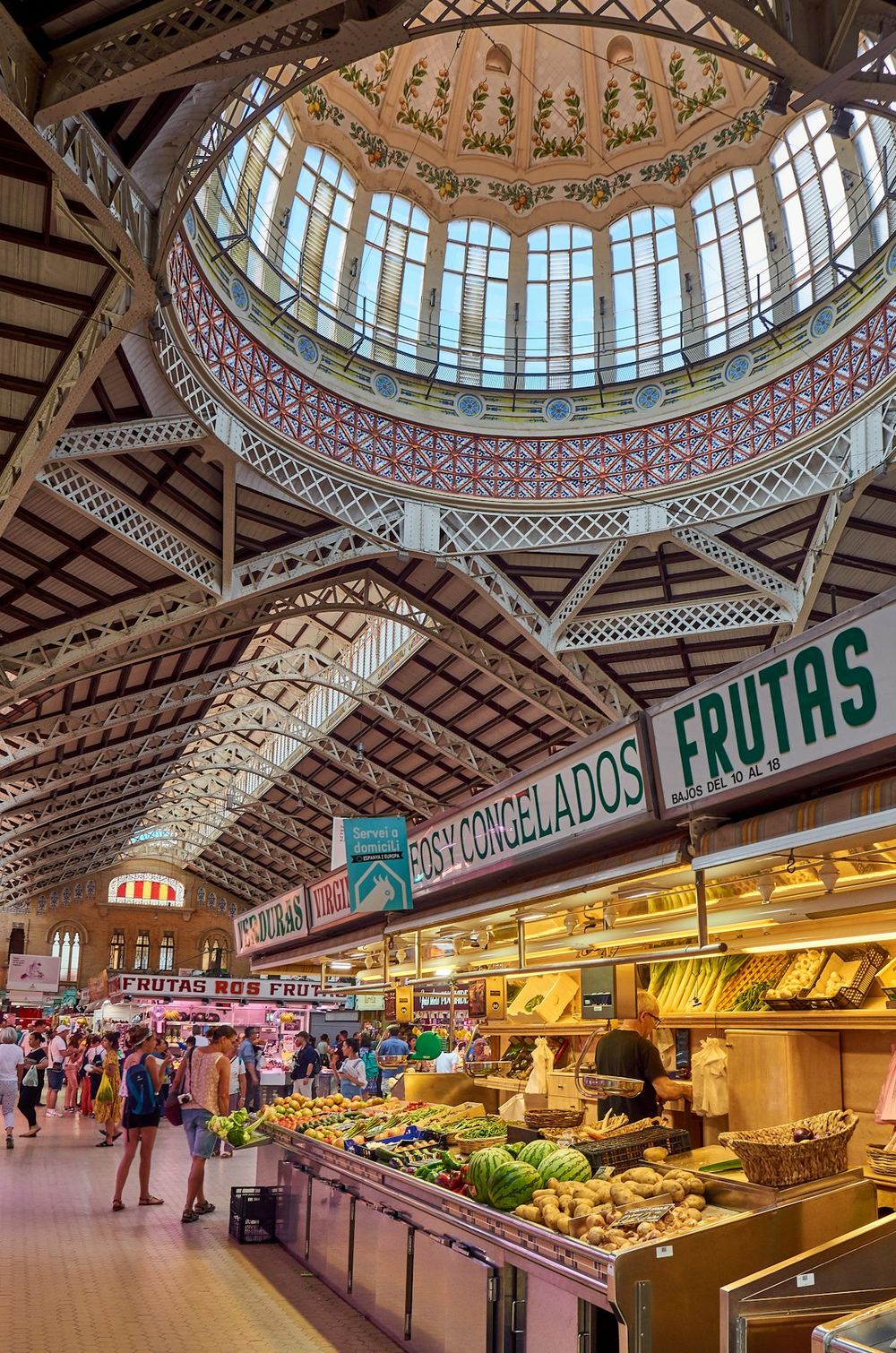 Puestos de fruta en un mercado central español