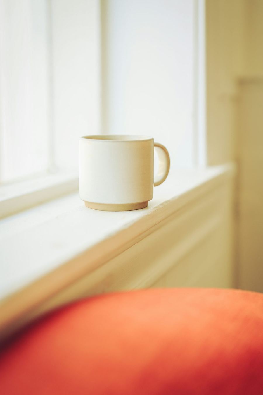Taza junto a una ventana con luz suave